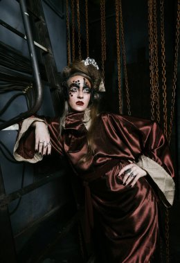 Yaratıcı bir iç mekanda agresif stil sahibi steampunk kadın. Cadılar Bayramı konsepti Parti zamanı.