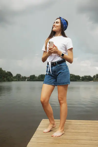 Веселая Молодая Женщина Шортах Белая Футболка Деревянном Пешеходном Мосту Озера — стоковое фото