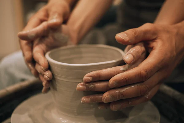 年轻的情侣模子陶瓷花瓶在陶器车间 手拉手 — 图库照片