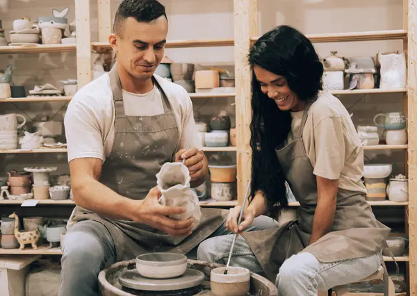 若いカップルは陶芸のワークショップで創造性に携わっています ライフスタイルと趣味のコンセプト — ストック写真