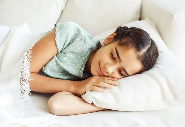 Niña Diez Años Con Coletas Durmiendo Sofá Concepto Estilo Vida —  Fotos de Stock