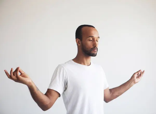 年轻英俊的黑人男人集中精神 瑜伽练习呼吸技巧减轻压力 — 图库照片