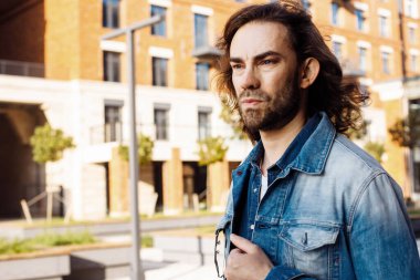 Şehirde moda bir gencin portresi, yaz günü.