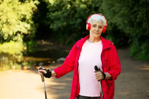 Anciana Sonriente Entrena Resistencia Mientras Camina Nórdica Vieja Mujer Escuchando — Foto de Stock