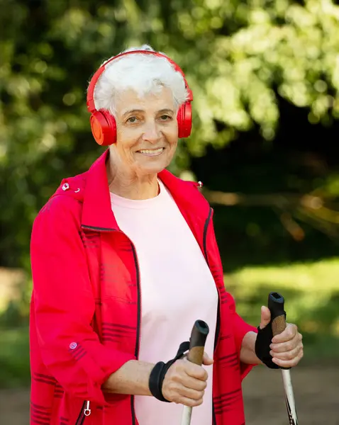 Starší Usměvavá Žena Trénuje Vytrvalost Při Severské Chůzi Stará Žena — Stock fotografie
