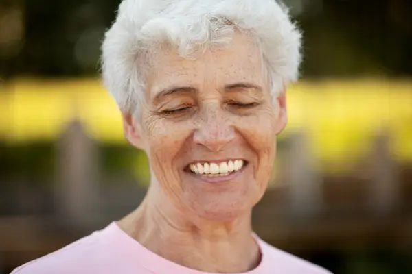 Mujer Bastante Anciana Sonriendo Parque Verano — Foto de Stock