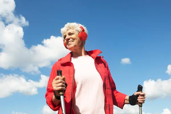 Starší Usměvavá Žena Trénuje Vytrvalost Při Severské Chůzi Stará Žena — Stock fotografie