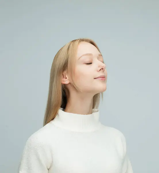 Veselá Mladá Žena Blond Vlasy Úsměvem Izolované Přes Světle Šedé — Stock fotografie