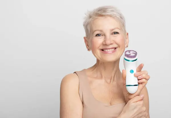 Usmívající Starší Žena Krátkými Vlasy Pomocí Masáž Obličeje Pro Perfektní — Stock fotografie
