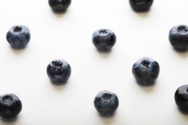 Beyaz arka planda yaban mersini var. Kapatın. Yiyecek konsepti.