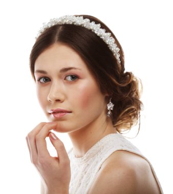 Mücevherler, lüks, düğün ve insanlar konsepti: Saçında muhteşem diyabeti olan genç gelin beyaz arka planda izole edilmiş, yakın plan portresi