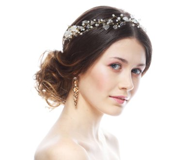 Mücevherler, lüks, düğün ve insanlar konsepti: Saçında muhteşem diyabeti olan genç gelin beyaz arka planda izole edilmiş, yakın plan portresi