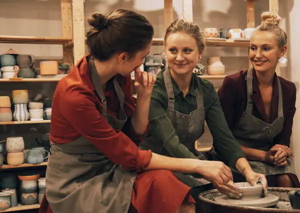 Company Three Pretty Young Women Friends Make Ceramic Mugs Pottery — Stock Photo, Image