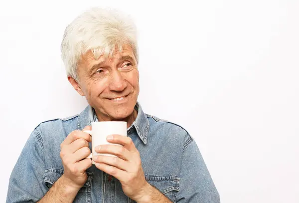 Neşeli Gülümseyen Yaşlı Adam Elinde Bir Kupa Kahveyle Beyaz Arka — Stok fotoğraf