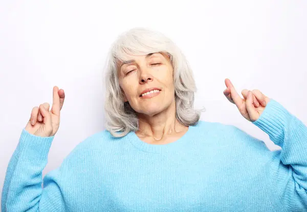 Beyaz Stüdyo Arka Planında Izole Edilmiş Yaşlı Gri Saçlı Kadın Stok Resim