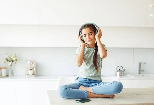 Saçları Örgülü Kulaklıklı Evde Müzik Dinleyen Tatlı Bir Kız Çocuğu Telifsiz Stok Imajlar