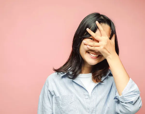Wesoły Piękny Azjatycki Nastolatek Śmieje Się Zakrywając Oczy Jej Strony — Zdjęcie stockowe