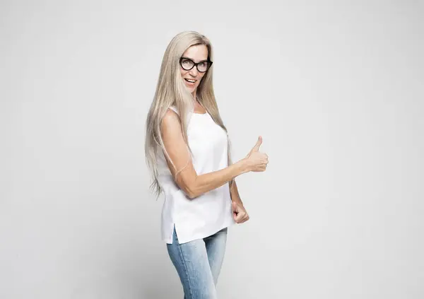 Senior Mulher Feliz Com Cabelos Longos Vestindo Shirt Branca Mostrando — Fotografia de Stock