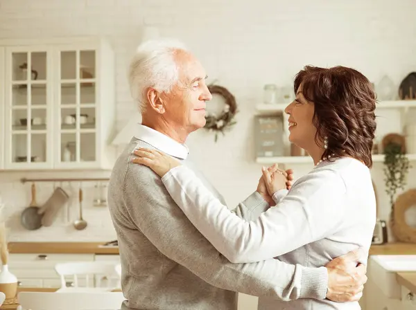 Ένα Όμορφο Ηλικιωμένο Παντρεμένο Ζευγάρι Χορεύει Στο Δωμάτιο Συνταξιούχοι Είναι Εικόνα Αρχείου