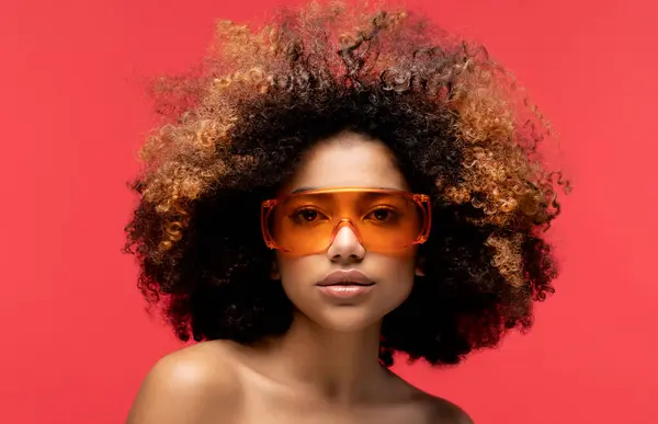 Giovane Donna Afro Indossa Occhiali Sole Arancioni Sorridente Isolato Sfondo Fotografia Stock