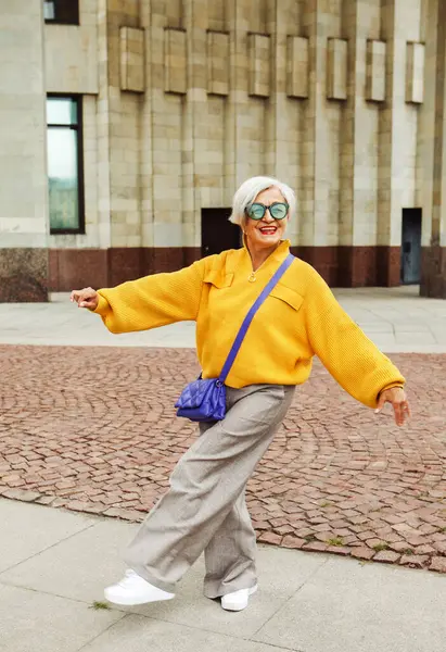 Una Signora Anziana Allegra Con Maglione Giallo Rilassa Strada Una Fotografia Stock
