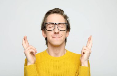 Sarı kazaklı genç adam parmaklarını çapraz yapıp dilek diledi..