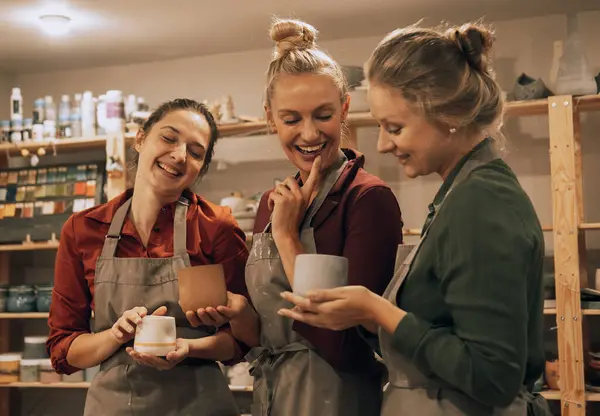 Company Three Female Friends Ceramic Workshop Shows Each Other Homemade — Stock Photo, Image