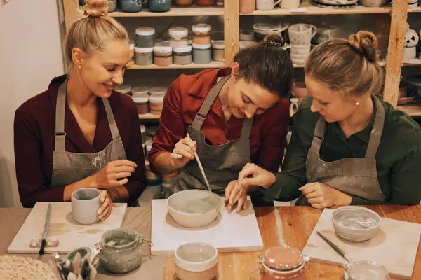 Una Compagnia Tre Giovani Amiche Allegre Stanno Dipingendo Ceramiche Laboratorio Immagini Stock Royalty Free