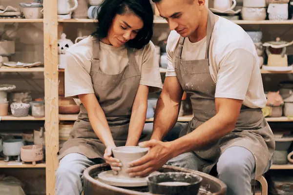 恋爱中的夫妻在工艺工作室的陶瓷轮上一起工作 生活方式 人和爱好概念 免版税图库照片