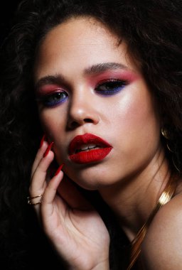 Parlak makyajlı ve afro saçlı muhteşem bir Afro-Amerikan mankenin güzel portresi.