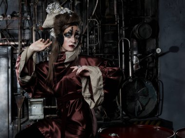 Parlak makyajlı genç bir kadın. Steampunk manzaralı zombi tarzı. Parti, Cadılar Bayramı, Tatil.