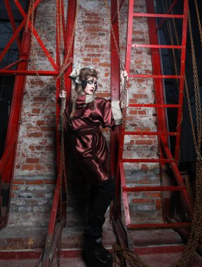 Parlak makyajlı genç bir kadın. Steampunk manzaralı zombi tarzı. Parti, Cadılar Bayramı, Tatil.