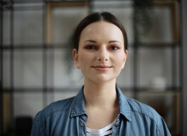 Yaşam tarzı, duygu ve insan konsepti: evde gülümseyen genç güzel kadın.