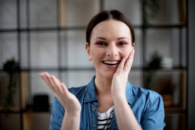 Yaşam tarzı, duygu ve insan konsepti: Genç, güzel, gülümseyen, evde şaşırmış bir kadın.