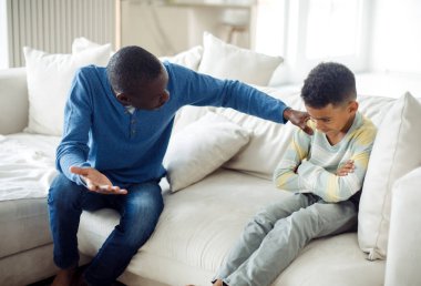 Tatminsiz bir Afrikalı baba oğluna neyi yanlış yaptığını açıklar. Baba ve oğul arasındaki anlaşmazlık. Aile kavramı.