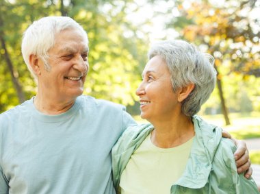 Mutlu ırklar arası yaşlı çift yaz parkında dinleniyor, yakın plan bir portre. Yaşam tarzı kavramı.