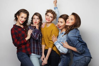 Yaşam tarzı ve insan konsepti: beş kız arkadaşın grup gülümsemesi