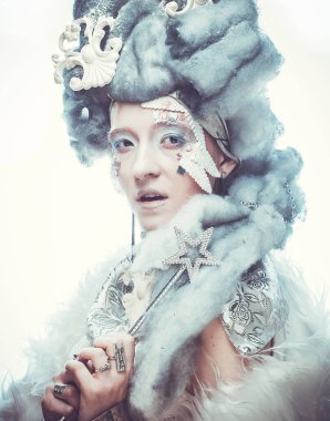 Gümüş peruklu Winter Beauty Woman portresi. Kar Saçlı ve Makyajlı Güzel Moda Modeli Kadın. Tatil makyajı. Kış Kraliçesi. Noel Kadını.