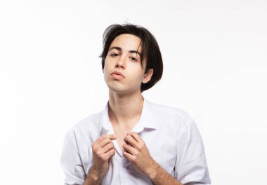 Stüdyoda poz veren çekici genç çocuk.