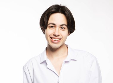 Beyaz arka planda gülümseyen yakışıklı bir adamın portresi. Kameraya bakarak başarılı bir gay. Resmi kapat.