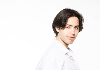 Beyaz arka planda gülümseyen yakışıklı bir adamın portresi. Kameraya bakarak başarılı bir gay. Resmi kapat.