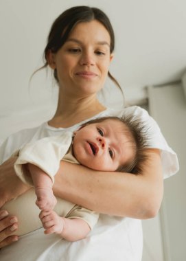 Sevgi dolu anne, yeni doğmuş bebeğini evde taşıyor. Yaşam tarzı ve insan kavramı.