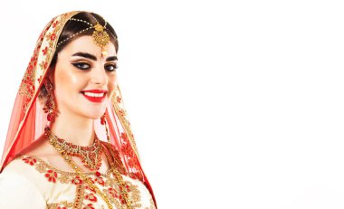 Hint güzeli. Geleneksel Hint bluzu giymiş ve başındaki şalı (dupatta) kapatmış genç çekici bir kadın. Parlak kolye ve baş süslerinden oluşan ulusal mücevher seti boynunu ve başını süslüyor..