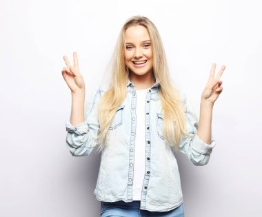 Beyaz arka planda sarışın, gülümseyen beyaz bir kadın.