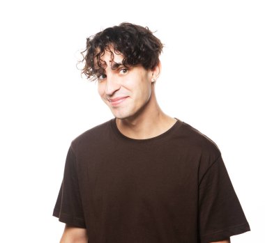 Kahverengi tişört giyen mutlu bir adam beyaz arka planda kameraya bakıyor.