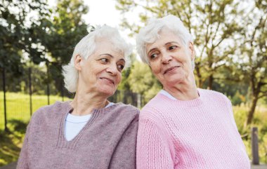 Bir yaz günü parkta gülen iki yaşlı kız kardeş. Yaşam tarzı kavramı.
