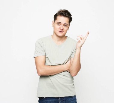 Beyaz arka planda poz veren şık genç adam..