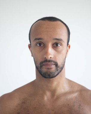 Koyu tenli adam, başını yakın çekim. Beyaz arkaplan.