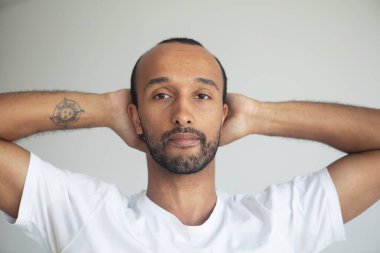 Genç afro adam zihnine konsantre oluyor, meditasyon yapıyor, yoga nefes alma tekniği stresi azaltıyor. Yaşam tarzı kavramı.