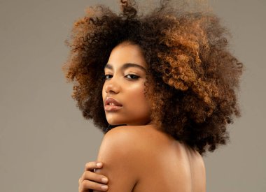 Stüdyoda poz veren güzel siyah kadın. Portreyi kapat.